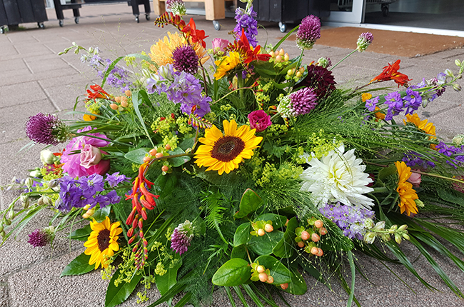 losgeschikt bloemstuk met veel kleur