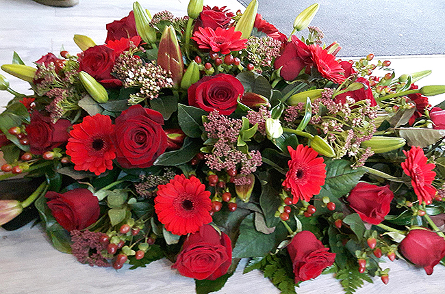 druppel vormige bloemstuk in het rood, ook mogelijk in ander kleuren